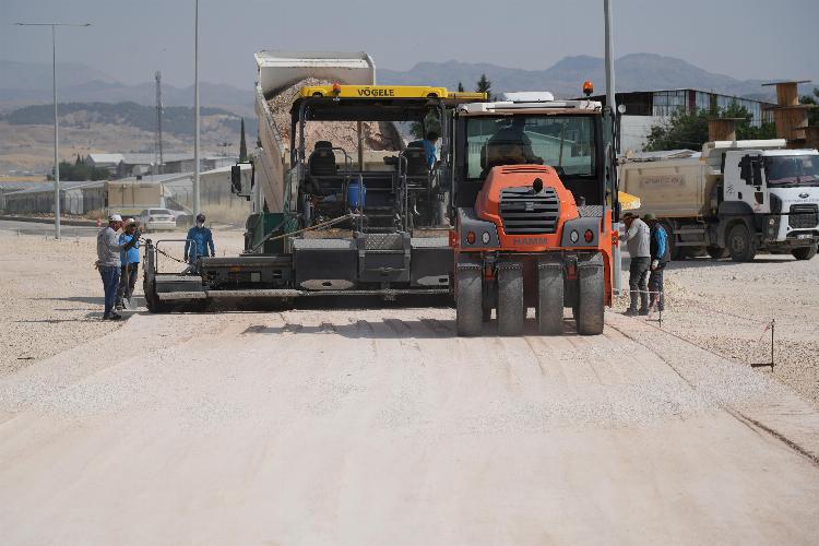 Mersin Caddesi’nde asfalt serim çalışmaları başladı