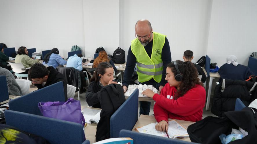 ‘Adıyaman Senin’ projesiyle öğrencilere sıcak çorba ve çikolata ikramı başladı