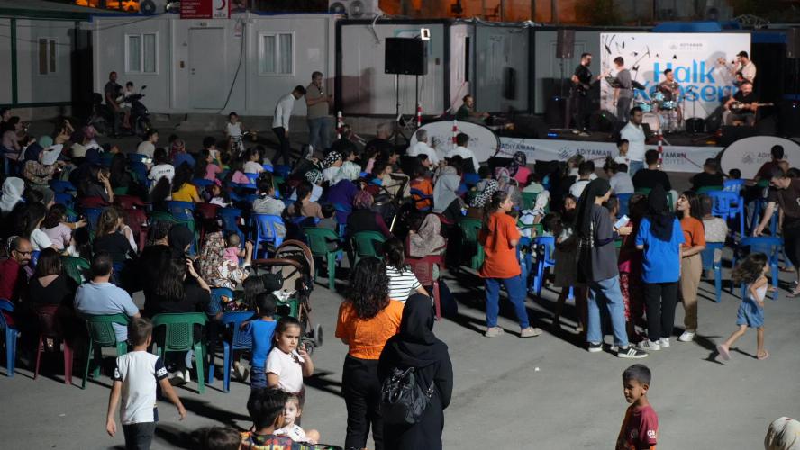 Belediyemizden Konteyner Kentte Unutulmaz Halk Konseri