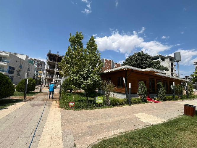 Adıyaman Belediyemizden kent merkezindeki park ve bahçelere ilaçlama çalışması