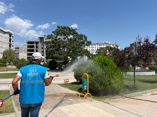 Adıyaman Belediyemizden kent merkezindeki park ve bahçelere ilaçlama çalışması