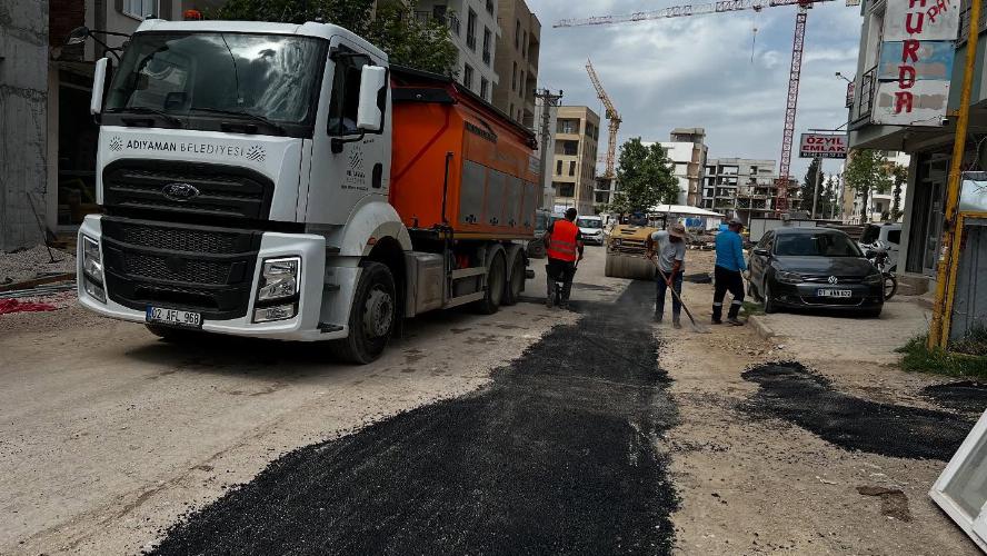 Adıyaman Belediyemiz 8 Mahallede Yama ve Dolgu Çalışmalarını Sürdürüyor